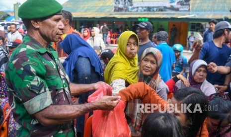 Pengungsi menerima makanan di Posko pengungsian di Makodim 1702/Jayawijaya, Wamena, Papua, Selasa (8/10/2019). 