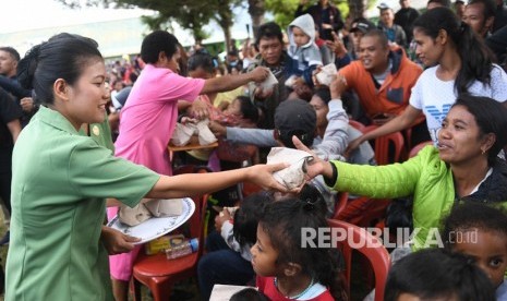 Pengungsi menerima makanan di Posko pengungsian di Makodim 1702/Jayawijaya, Wamena, Papua, Selasa (8/10/2019).