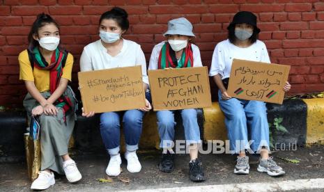 Perempuan Afghanistan Minta Hak Pendidikan dan Keamanan. Pengungsi perempuan Afghanistan memegang plakat saat mereka berpartisipasi dalam protes di New Delhi, India,Senin (23/8). Ratusan aktivis dari berbagai organisasi kiri dan pengungsi Afghanistan mengadakan protes menentang pengambilalihan Taliban atas Afghanistan dan menuntut untuk melindungi perempuan Afghanistan. Ilustrasi