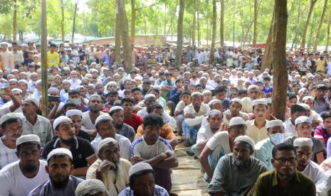 Pengungsi Rohingya berkumpul di sebuah kamp pengungsi Rohingya Kutupalong di Ukhiya di distrik Coxs Bazaar, Bangladesh.