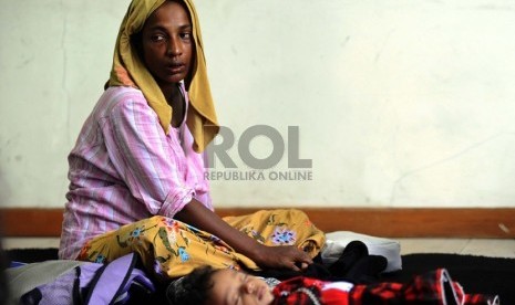  Pengungsi Rohingya bersama anaknya menempati salah satu ruangan di Gedung LBH Jakarta, Selasa (9/7). ( Republika/ Tahta Aidilla)