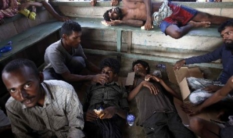 Pengungsi Rohingya di dalam perahu.