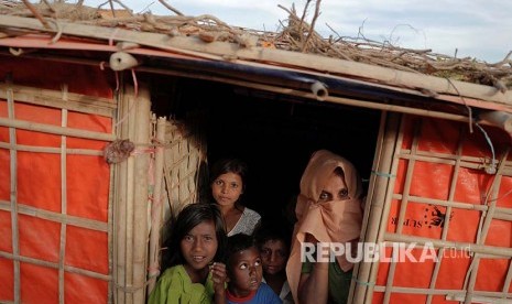 Pengungsi Rohingya di kamp pengungsi Balikhali yang disiapkan khusus untuk janda dan anak yatim, Cox's Bazaar, Bangladesh.