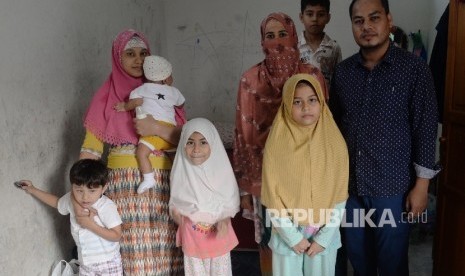 Pengungsi Rohingya Kamrullah bersama dua istri dan lima anakanya yang tinggal di tempat kos di Jalan Karet Pedurenan, Jakarta Selatan, Senin (4/9).