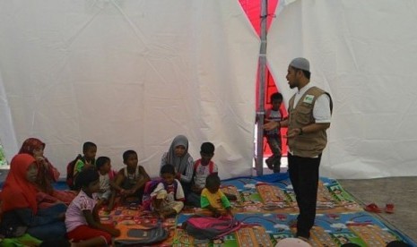 pengungsi rohingya mengikuti kajian keagamaan selama ramadhan yang digelar dompet dhuafa