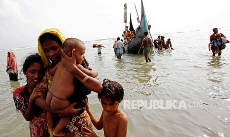 Pengungsi Rohingya menuju pantai setelah berlayar di Teluk Bengal melintasi perbatasan Bangladesh-Myanmar di Teknaf, Bangladesh, Rabu (6/9).