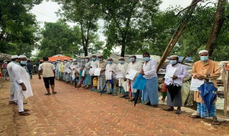 Pengungsi Rohingya menunggu untuk divaksinasi COVID-19 di Cox