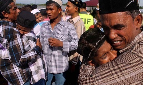 Pengungsi Rohingya saling berpelukan dan menangis usai melaksanakan salat Idul Fitri di penampungan sementara Desa Blang Ado, Kuta Makmur, Aceh Utara, Jumat (17/7).   (Antara/Rahmad)