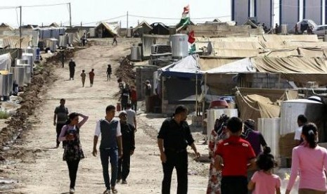 Pengungsi Suriah berjalan di kamp pengungsian di Irak