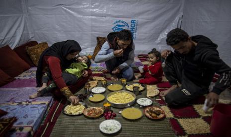  Pengungsi Suriah di kamp pengungsi informal, di kota Bhannine di kota utara Tripoli, Lebanon. Warga Suriah memasuki tahun ke-11 menjalani puasa Ramadhan di pengungsian. Ilustrasi.