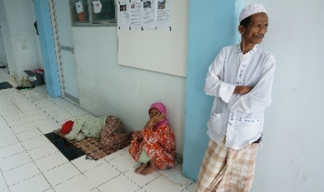 Pengungsi Syiah Sampang, Madura di depan kamar mereka di Rusunawa Puspa Agro, Jemundo, Sidoarjo, Jawa Timur.