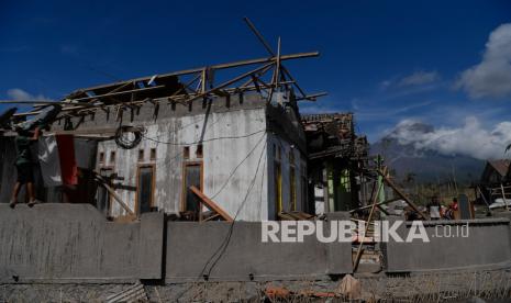 Pengungsi terdampak awan panas guguran (APG) Gunung Semeru membersihkan rumahnya dari material APG Gunung Semeru di Curah Koboan, Lumajang, Jawa Timur, Jumat (10/12/2021). Pengungsi terdampak APG Gunung Semeru mulai kembali ke rumahnya untuk mengamankan sejumlah barang yang masih bisa dipergunakan dan saat ini sedikitnya 6.542 jiwa warga terdampak APG Gunung Semeru mengungsi yang tersebar di 121 titik pengungsian.