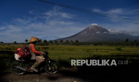 Pengungsi terdampak awan panas guguran (APG) Gunung Semeru mengangkut barang mengunakan motor di Curah Koboan, Lumajang, Jawa Timur, Jumat (10/12/2021). Pengungsi terdampak APG Gunung Semeru mulai kembali ke rumahnya untuk mengamankan sejumlah barang yang masih bisa dipergunakan dan saat ini sedikitnya 6.542 jiwa warga terdampak APG Gunung Semeru mengungsi yang tersebar di 121 titik pengungsian.