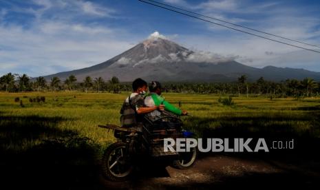 Ketua Komisi VIII DPR Yandri Susanto mendorong agar pemerintah segera mempercepat relokasi tempat tinggal para korban erupsi Gunung Semeru karena para pengungsi sangat ingin agar direlokasi ke hunian yang lebih aman. Foto: Gunung Semeru