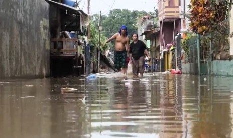 Pengungsi terdampak banjir di Universitas Borobudur, Jakarta Timur