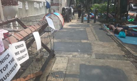 Pengungsi tiduran di trotoar depan kantor Komisioner Tinggi Perserikatan Bangsa-Bangsa untuk Pengungsi (UNHCR), Jalan Kebon Sirih, Jakarta Pusat Rabu (28/4) sore WIB. 