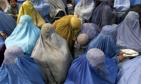 Wanita Afghanistan Lawan Aturan Berpakaian Taliban. Pengungsi wanita di Kamp Shamshatoo, propinsi terdepan Pakistan Baratlaut Pakistan yang berbatasan dengan Afghanistan. Kamp itu menjadi rumah sementara bagi 70 ribu pengungsi Afghan.