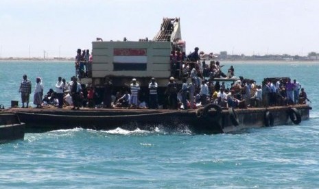 Pengungsi Yaman naik kapal di dekat Kota Aden.