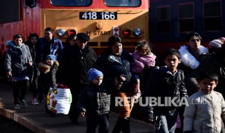  Konflik Ukraina-Rusia Bagian Sisa Perang Dingin. Foto:  Pengungsi yang melarikan diri dari konflik dari negara tetangga Ukraina tiba di Zahony, Hongaria, Ahad, 27 Februari 2022. Pertempuran jalanan pecah di kota terbesar kedua Ukraina pada Ahad dan pasukan Rusia meningkatkan tekanan pada pelabuhan-pelabuhan strategis di selatan negara itu menyusul gelombang serangan terhadap lapangan terbang dan fasilitas bahan bakar di tempat lain yang tampaknya menandai fase baru invasi Rusia.