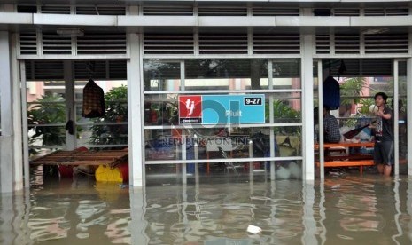  Pengungsi yang memanfaatkan Halte Transjakarta yang tidak beroperasi akibat banjir yang masih merendam kawasan Pluit, Penjaringan, Jakarta Utara, Ahad (20/1).  (Republika/Rakhmawaty La'lang)