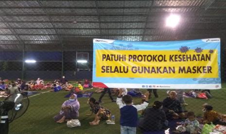 Pengungsian bagi ratusan warga terdampak kebakaran di kilang Pertamina Balongan Indramayu kini dipusatkan di GOR Bumi Patra Indramayu, Senin (29/3) malam. 