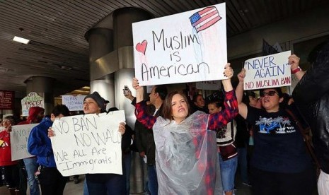 Pengunjuk rasa Amerika Serikat yang menentang kebijakan imigrasi Donald Trump justru kebanyakan berasal dari warga lokal. Mereka menolak keputusan yang melarang warga dari negara Muslim masuk AS.