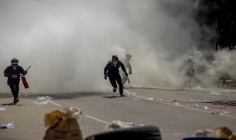  Pengunjuk rasa anti-kudeta melepaskan alat pemadam kebakaran untuk melawan dampak gas air mata yang ditembakkan oleh polisi selama demonstrasi di Yangon, Myanmar Kamis, 4 Maret 2021. Demonstran di Myanmar yang memprotes kudeta militer bulan lalu kembali ke jalan-jalan pada hari Kamis, tidak gentar oleh pembunuhan tersebut. setidaknya 38 orang pada hari sebelumnya oleh pasukan keamanan. 