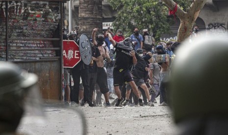 Pengunjuk rasa antipemerintah bentrok dengan polisi di Santiago, Cile.