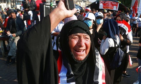 Pengunjuk rasa antipemerintah berdemonstrasi di Alun-Alun Tahrir (Tahrir Square) di Baghdad, Irak, Kamis (31/10).