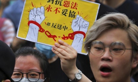 Pengunjuk rasa berdemonstrasi menentang RUU ekstradisi dekat Dewan Legislatif di Hong Kong, Senin (17/6).