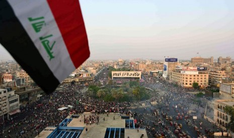 Pengunjuk rasa berkumpul di Alun-Alun Tahrir di Baghdad, Irak, Senin (28/10). Menurut laporan media, sedikitnya 63 orang meninggal dalam protes tiga hari.