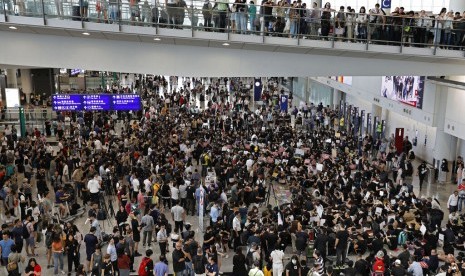 Pengunjuk rasa berkumpul di Hong Kong International Airport, Jumat (26/7). Mereka menuntut reformasi demokrasi dan penarikan RUU ekstradisi.