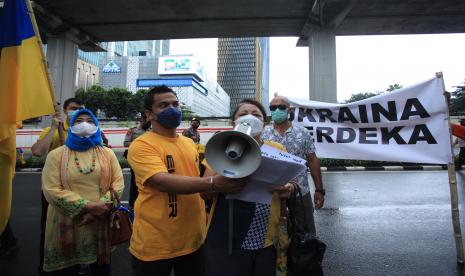 Pengunjuk rasa berorasi saat menggelar aksi damai di depan Kedutaan Besar Rusia, Jakarta, Sabtu (12/3/2022). Dalam aksinya tersebut mereka menyerukan untuk hentikan invasi di Ukraina serta mengehentikan ancaman menggunakan senjata nuklir. Dosen Hubungan Internasional (HI) Universitas Muhammadiyah Malang (UMM), Hafid Adim Pradana menyatakan dukungannya terhadap sikap pemerintah Indonesia dalam memandang konflik Rusia dan Ukraina. Langkah yang diambil Indonesia untuk bersikap netral sangat tepat. 