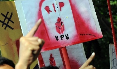 Pengunjuk rasa dari Badan Eksekutif Mahasiswa Se-Indonesia (BEM SI) beraksi damai Rapor Merah KPU di depan Kantor Komisi Pemilihan Umum (KPU), Jakarta, Kamis (8/5). Mereka mengkritik carut marut penyelenggaraan Pemilihan Umum Legislatif (Pileg) 2014 oleh K