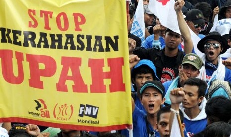 Pengunjuk rasa dari berbagai serikat dan federasi buruh se-Jabodetabek dan Jawa Barat berunjuk rasa dalam rangka Hari Buruh Sedunia (May Day) di depan Istana Merdeka, Jakarta, Selasa (1/5).  (Aditya Pradana Putra/Republika)