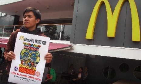 Pengunjuk rasa dari Federasi Serikat Pekerja Mandiri (FSPM) menggelar aksi di depan outlet makanan cepat saji McDonald's, Bandung, Jabar, Rabu (5/6)