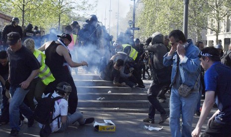 Pengunjuk rasa dari gerakan Gilets Jaunes atau Rompi Kuning bentrok dengan polisi Prancis pada aksi ke-23 di Paris, Prancis, Sabtu (20/4). 