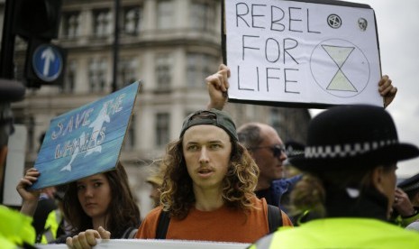 Pengunjuk rasa dari kelompok Extinction Rebellion memblokir jalan di sekitar Parliament Square di London, Rabu (24/4). Mereka memprotes kebijakan pemerintah tentang perubahan iklim.