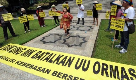  Pengunjuk rasa dari Koalisi Kebebasan Berserikat (KKB) menggelar aksi damai di depan gedung Mahkamah Konstitusi (MK), Jakarta, Senin (17/3). (Republika/Aditya Pradana Putra)