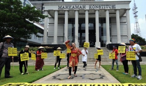 Pengunjuk rasa menggelar aksi damai di depan gedung Mahkamah Konstitusi (MK), Jakarta, Senin (17/3). (Republika/Aditya Pradana Putra)