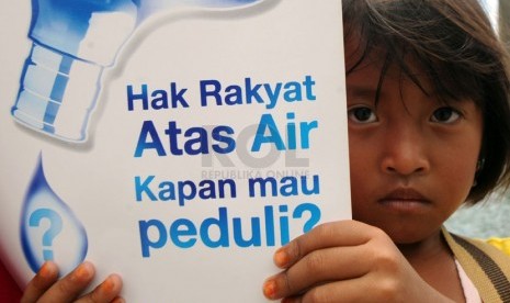  Pengunjuk rasa dari Koalisi Rakyat Untuk Hak Atas Air (Kruha) beraksi teatrikal dalam rangka Hari Air Sedunia di Bundaran HI, Jakarta, Sabtu (22/3). ( Republika/Aditya Pradana Putra)