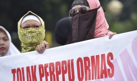 Pengunjuk rasa dari sejumlah ormas Islam melakukan aksi di Bundaran Patung Kuda, Jakarta, Selasa (18/7). Aksi itu untuk menolak Peraturan Pemerintah Pengganti Undang-undang (Perppu) Nomor 2/2017 tentang Ormas.