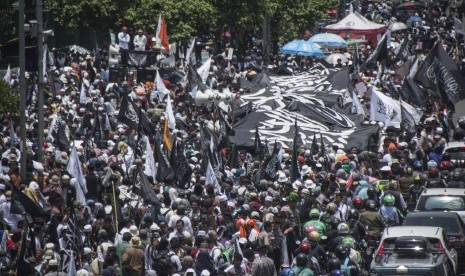 Protesters from a number of Islamic mass organizations took action in front of the DPR / MPR building, Jakarta, Tuesday (Oct 24). The action was to reject Lieu of Law (Perppu) No. 2/2017 on Mass Organizations (Ormas) to be passed into law. 