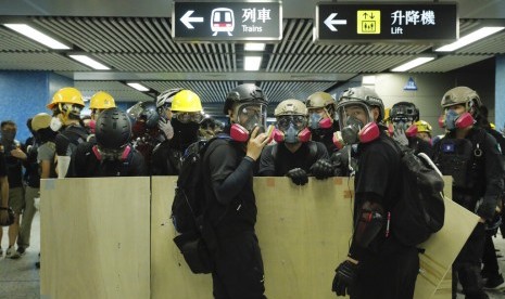 Pengunjuk rasa di stasiun kereta bawah tanah menuju kantor polisi di Hong Kong, Ahad (4/8). 