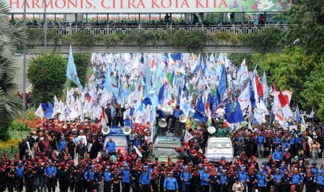 Pengunjuk rasa gabungan dari berbagai serikat dan federasi buruh se-Jabodetabek dan Jawa Barat beraksi unjuk rasa dalam rangka Hari Buruh Sedunia (May Day) di Jalan MH Thamrin, Jakarta, Selasa (1/5).  (Aditya Pradana Putra/Republika)