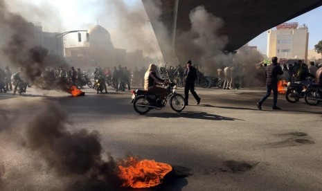 Pengunjuk rasa Iran memblokir jalan raya menyusul kenaikan harga bahan bakar di Isfahan, Iran. Menurut AS, Pasukan keamanan Iran kemungkinan telah membunuh lebih dari 1.000 orang.