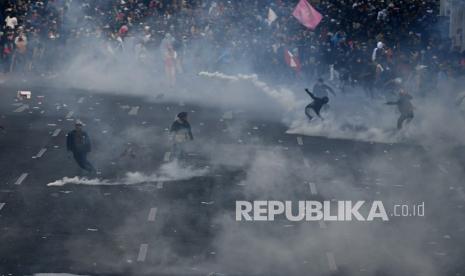 Demo menolak Undang-Undang Cipta Kerja di Surabaya, Jawa Timur.