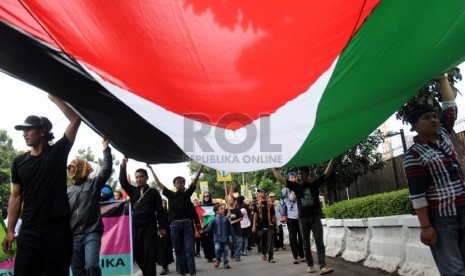 Pengunjuk rasa membawa bendera Palestina raksasa saat unjuk rasa beberapa organisasi Muslim di depan Kedubes Amerika Serikat (AS), Jakarta. (ilustrasi)