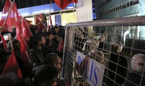 Pengunjuk rasa membawa bendera Turki di luar Kedutaan Belanda di Ankara, Turki, (12/3), menyusul meningkatnya ketegangan antara Turki-Belanda.