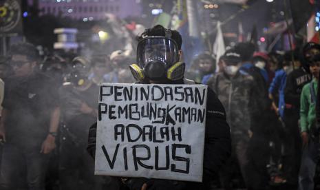 Pengunjuk rasa membentangkan poster saat aksi di kawasan Jalan Medan Merdeka Barat, Jakarta, Selasa (13/9/2022). Mereka menolak kebijakan pemerintah yang menaikkan harga bahan bakar minyak (BBM) bersubsidi karena dinilai menyengsarakan rakyat. 